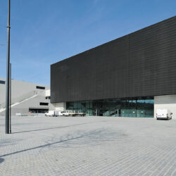 Parvis et son écran LEDs outdoor géant