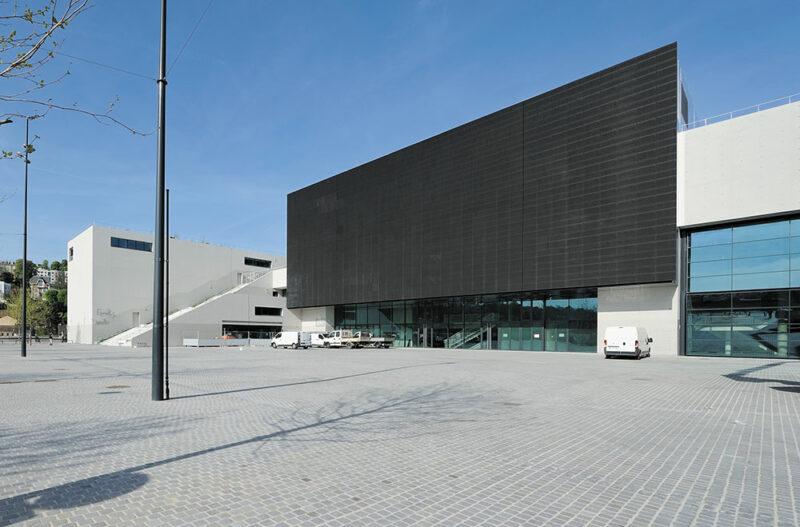 Parvis et son écran LEDs outdoor géant