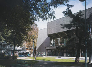 Entrée côté square des Martyrs de la déportation - Photo © J.Lanoo