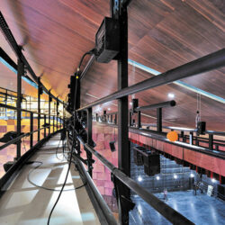 1ère passerelle de salle sous le réflecteur, équipes motorisées du proscenium