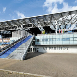 Parvis, escalier monumental, auvent (Bernard Tschumi)