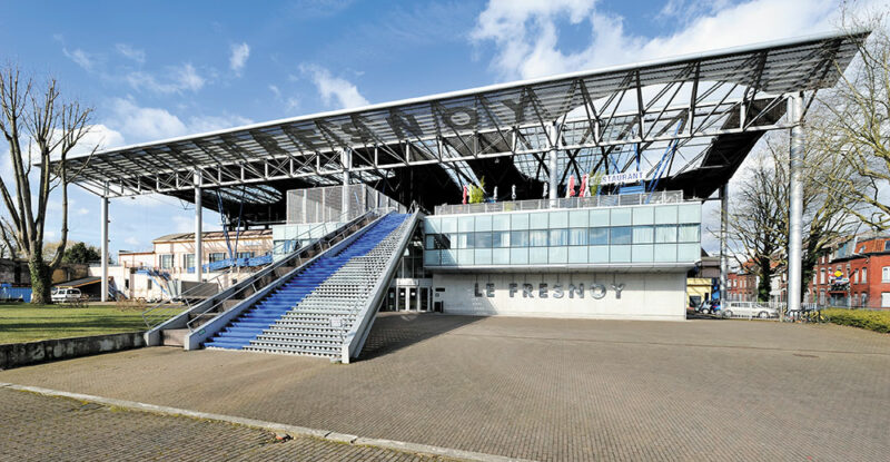 Parvis, escalier monumental, auvent (Bernard Tschumi)