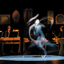 Chorégraphie devant les ondes Martenot, sortes de radios sans boutons - Photo © Agathe Poupeney