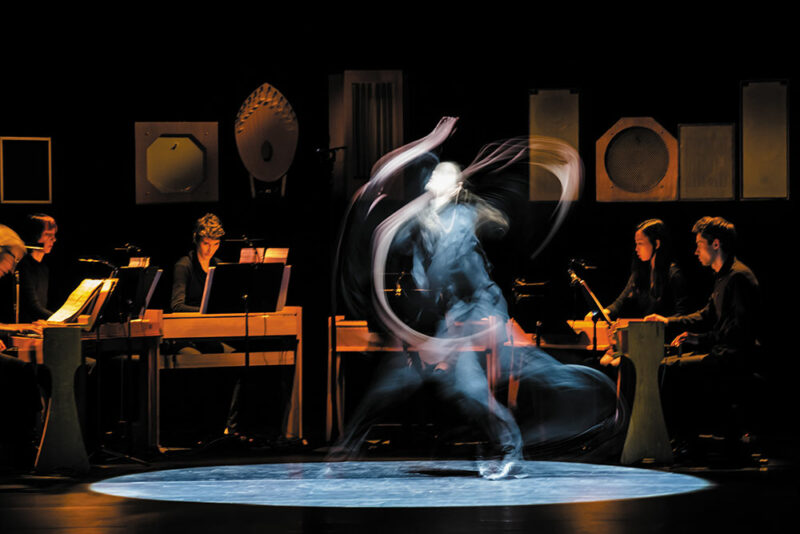 Chorégraphie devant les ondes Martenot, sortes de radios sans boutons - Photo © Agathe Poupeney