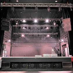 Scène de la grande salle