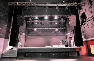 Scène de la grande salle