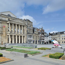 Le théâtre Jean Vilar place de l'Hôtel de Ville et la statue de Maurice Quentin Delatour