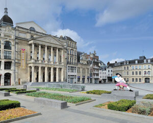 Le théâtre Jean Vilar place de l'Hôtel de Ville et la statue de Maurice Quentin Delatour