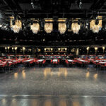 Vue d'ensemble à partir du proscenium, 190 m² du parterre mobile, trappe de l'élévateur fermée