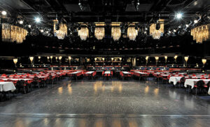 Vue d'ensemble à partir du proscenium, 190 m² du parterre mobile, trappe de l'élévateur fermée