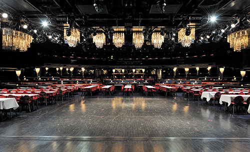 Vue d'ensemble à partir du proscenium, 190 m² du parterre mobile, trappe de l'élévateur fermée