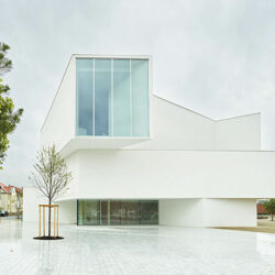 Entrée publique, façade Est - Photo © Eugeni Pons