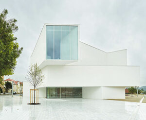 Entrée publique, façade Est - Photo © Eugeni Pons