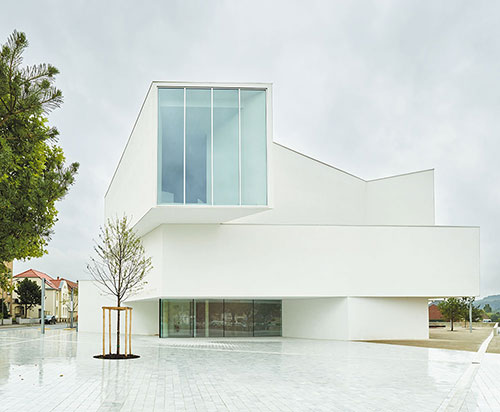 Entrée publique, façade Est - Photo © Eugeni Pons