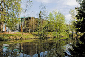 Vue générale sur les bords de l'Yerres et en face du parc Caillebotte - Photo © DMT Architectes
