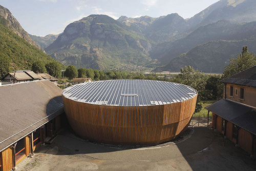 La salle Auguste Bozon est recouverte d’une toiture photovoltaïque – Photo © Patrick Godeau