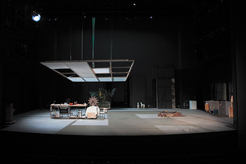 Le Goût du faux et autres chansons (début du spectacle), mise en scène Jeanne Candel - Photo © Myriam Tirler