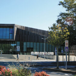 Le théâtre, côté rue