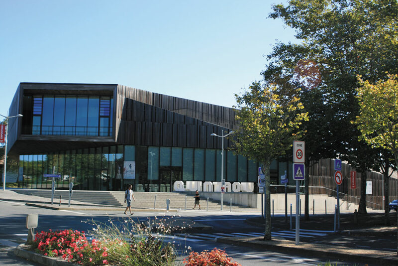 Le théâtre, côté rue