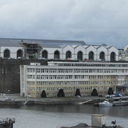 Vers 2020, Le Fourneau s'installera dans les anciennes nefs industrielles du quartier des Capucins (partie située à l'extrémité droite)