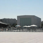 Les 7 000 m² du toit des magasins ont été transformés en terrasse surplombant le Panorama (à gauche), grande salle d’exposition - Photo © François Delotte