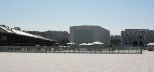 Les 7 000 m² du toit des magasins ont été transformés en terrasse surplombant le Panorama (à gauche), grande salle d’exposition - Photo © François Delotte