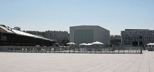 Les 7 000 m² du toit des magasins ont été transformés en terrasse surplombant le Panorama (à gauche), grande salle d’exposition - Photo © François Delotte