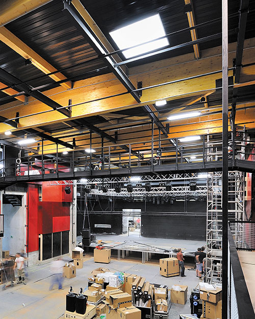 La grande salle avec sa passerelle fixe - Photo © Patrice Morel