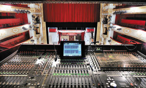 Perception dans l’axe (poste de travail du régisseur son)