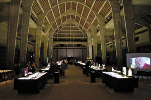 Vue de l'exposition Théâtres en utopie, un parcours d'architectures visionnaires, dans la berne ouest de la Saline Royale - Photo © Charlotte Laffont