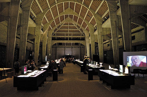 Vue de l'exposition Théâtres en utopie, un parcours d'architectures visionnaires, dans la berne ouest de la Saline Royale - Photo © Charlotte Laffont