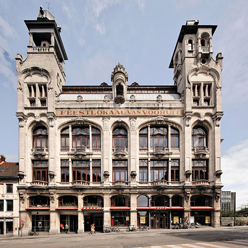 Vue de la façade avant du Vooruit - Photo © Karin Borghouts