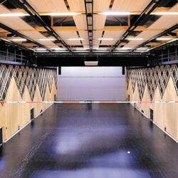 Volume salle sur son axe longitudinal ; vue côté gradin télescopique