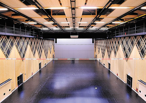 Volume salle sur son axe longitudinal ; vue côté gradin télescopique