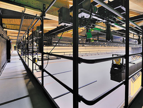 Passerelle périmétrique de salle au lointain