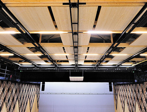 Détails du plafond technique de salle ; chemins de roulements et réflecteurs acoustiques