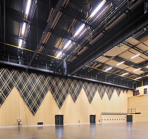 Continuité du dispositif scénique intégré à la salle