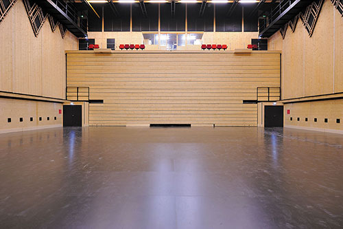 Gradin télescopique en position repliée