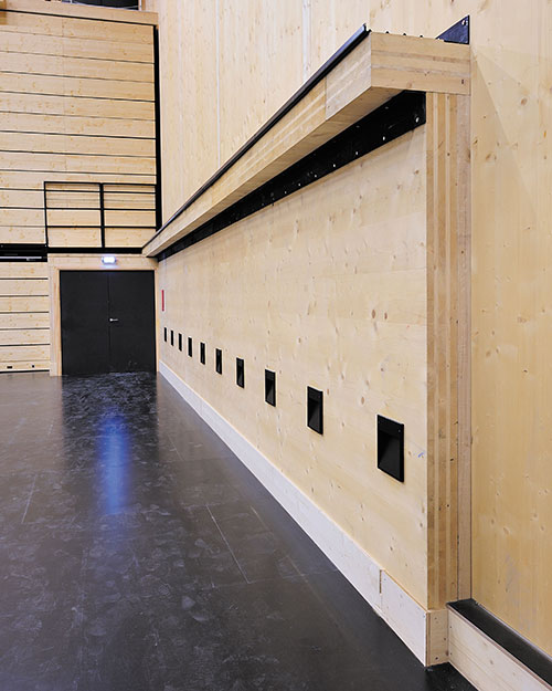 Guide de roulage du gradin pour les deux travées extérieures qui couvrent les deux circulations public le long des parois