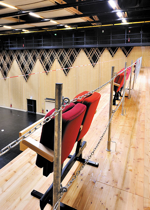 Garde-corps amovible de sécurité (gradin replié)