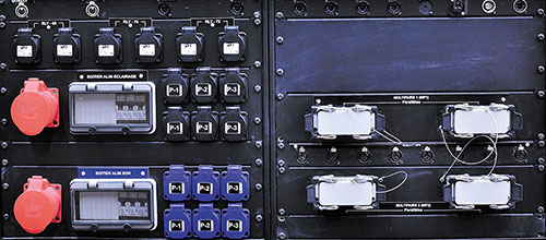 Connectique murale destinée aux régies au sol (possibilité de gradateurs mobiles)