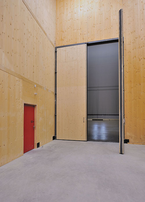 Porte d’accès en arrière-scène en direction de l’aire de jeu