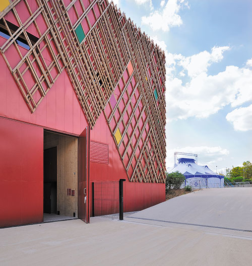 Porte d’accès extérieure entrée arrière-scène (cour de service)