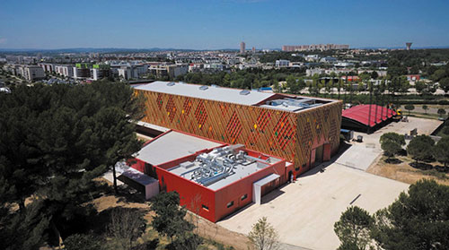 Le Théâtre Jean-Claude Carrière est situé dans un parc boisé de 23 hectares - Photo © A+ Architecture