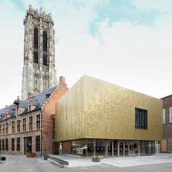 De Maan au premier plan, cathédrale Sint-Rombouts à l’arrière plan