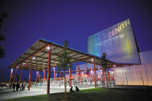 Le signal de 43 m fait aussi office de cheminée d’évacuation - Photo © Stéphane Kerrad - KB Studios