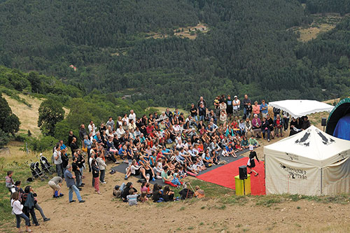 Représentation de la Cie des Plûmes, en pleine campagne - Photo © R. Paty