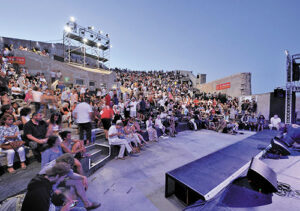 Une partie des gradins juste avant le spectacle