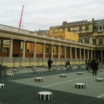 Les Colonnes Buren et la construction au second plan - Photo © Changement à Vue