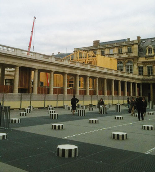 Les Colonnes Buren et la construction au second plan - Photo © Changement à Vue